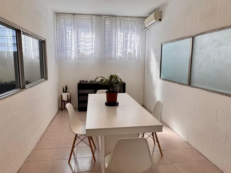 Sala de reuniones con mesa de trabajo para atender a clientes