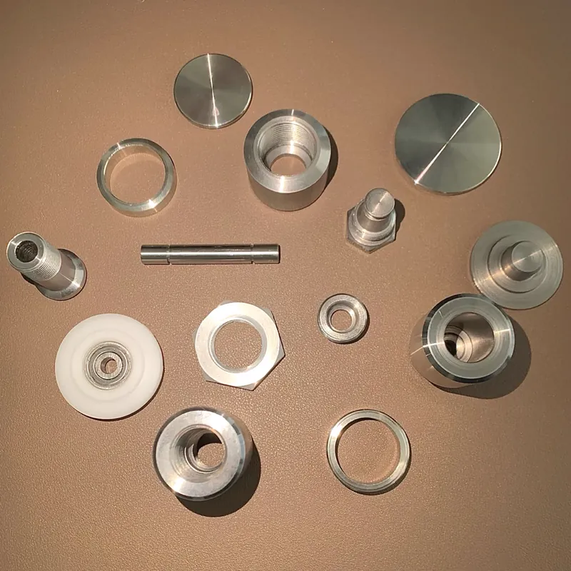 Conjunto de piezas torneadas de aluminio sobre plano